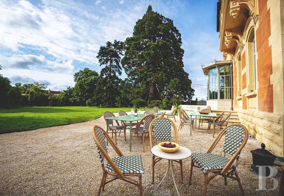 En Bourgogne, à Beaune, un château de la Belle Époque au milieu de ses huit hectares de vignes - photo  n°40